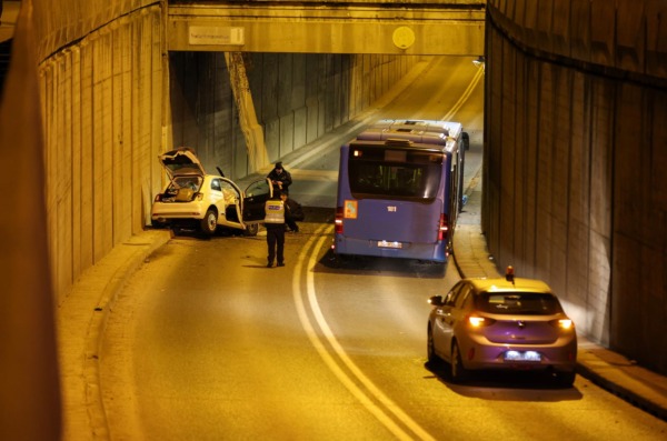 Zagreb: Pet osoba ozlijeđeno u sudaru osobnog automobila i autobusa u Selskoj ulici