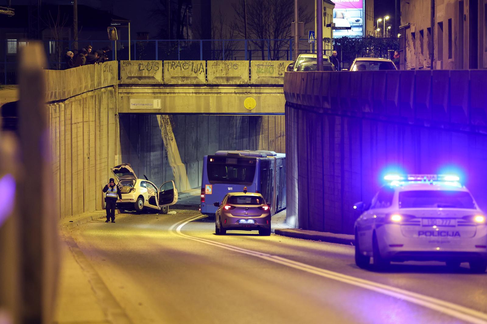 Zagreb: Pet osoba ozlijeđeno u sudaru osobnog automobila i autobusa u Selskoj ulici Zagreb: Pet osoba ozlijeđeno u sudaru osobnog automobila i autobusa u Selskoj ulici
