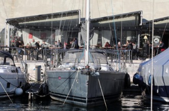 Rijeka: Građani uživaju u suncu na terasi kafića Rijeka: Građani uživaju u suncu na terasi kafića