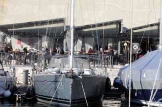 Rijeka: Građani uživaju u suncu na terasi kafića Rijeka: Građani uživaju u suncu na terasi kafića