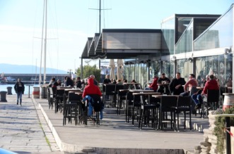 Rijeka: Gra?ani uivaju u suncu na terasi kafi?a Rijeka: Gra?ani uivaju u suncu na terasi kafi?a