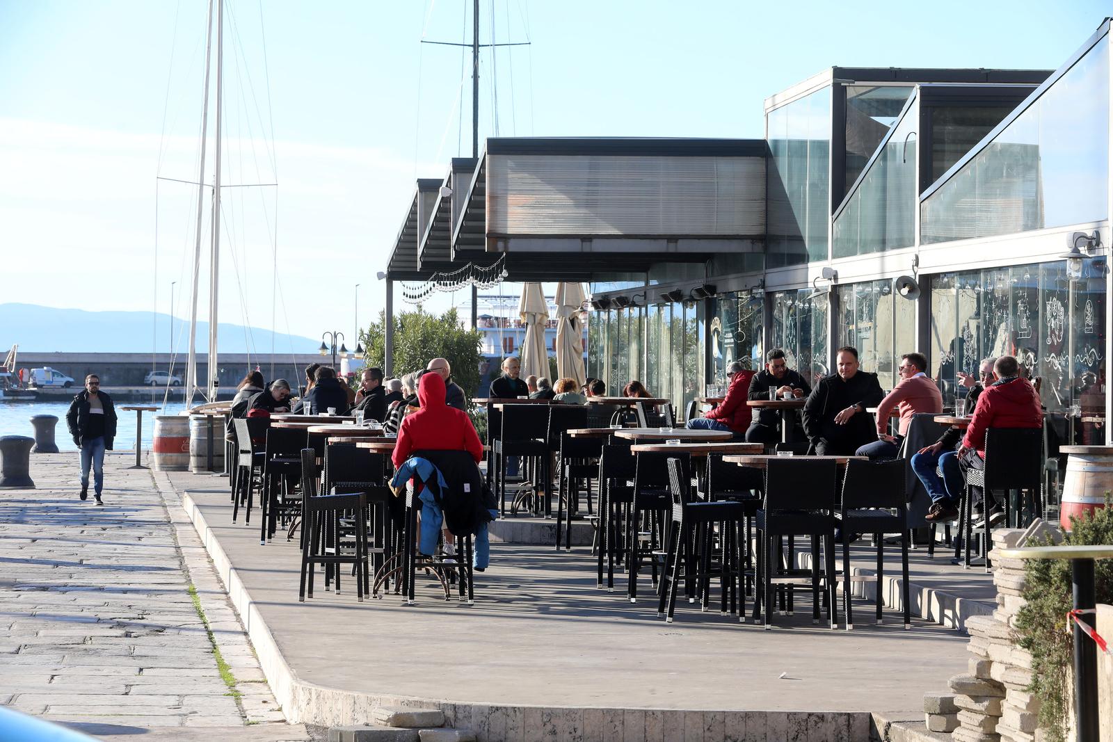 Rijeka: Gra?ani uivaju u suncu na terasi kafi?a Rijeka: Gra?ani uivaju u suncu na terasi kafi?a