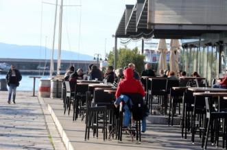 Rijeka: Građani uživaju u suncu na terasi kafića Rijeka: Građani uživaju u suncu na terasi kafića