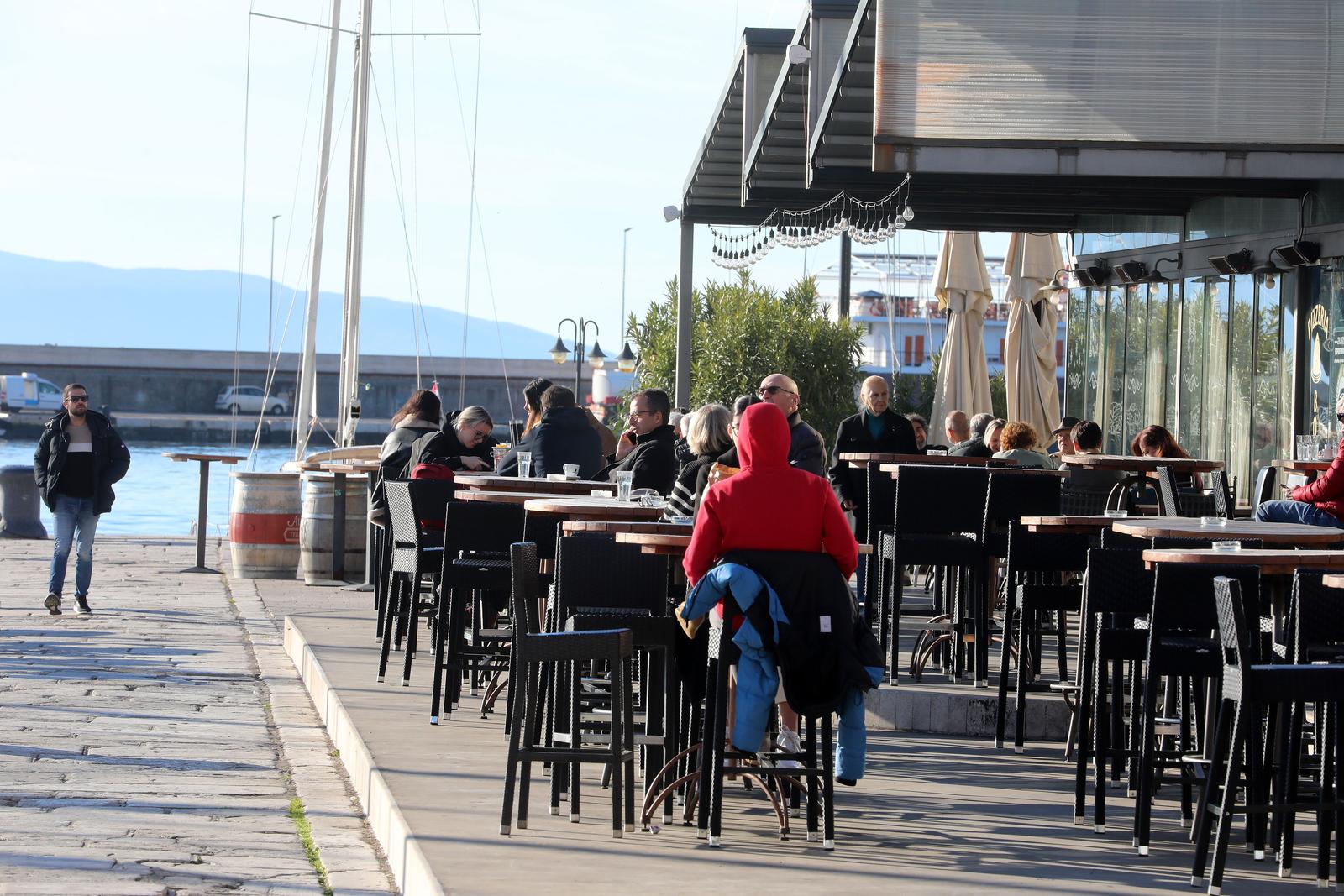 Rijeka: Građani uživaju u suncu na terasi kafića Rijeka: Građani uživaju u suncu na terasi kafića
