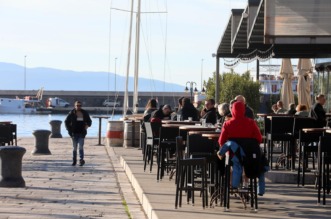 Rijeka: Gra?ani uivaju u suncu na terasi kafi?a Rijeka: Gra?ani uivaju u suncu na terasi kafi?a