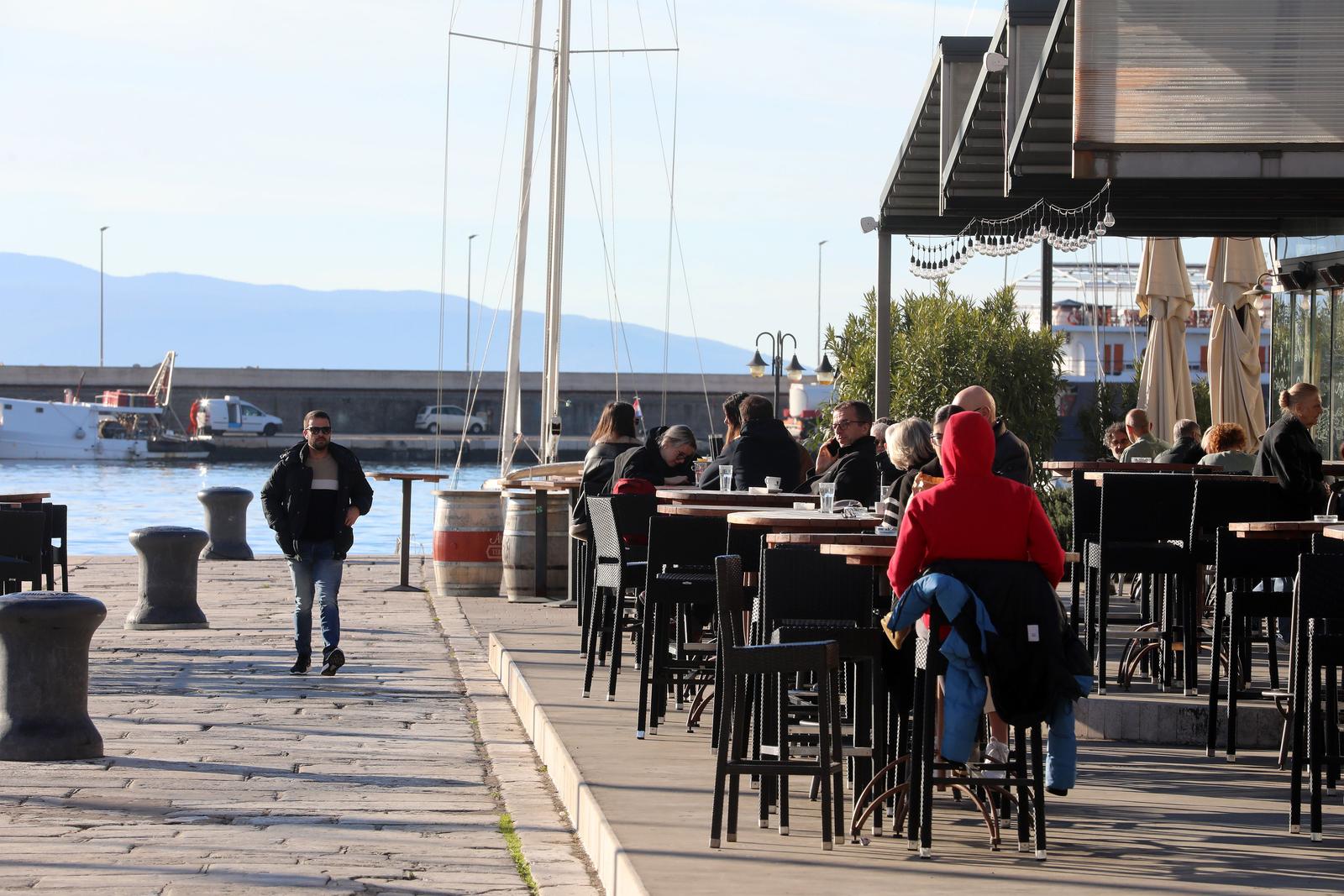 Rijeka: Gra?ani uivaju u suncu na terasi kafi?a Rijeka: Gra?ani uivaju u suncu na terasi kafi?a