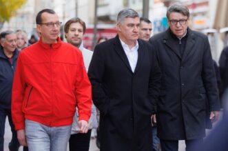 Predsjednik Republike Zoran Milanović prikupljao je potpise birača za podršku predsjedničke kandidature u Rijeci