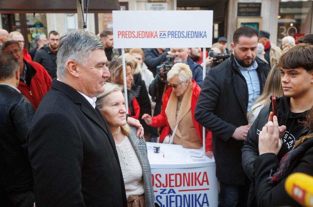 Predsjednik Republike Zoran Milanović prikupljao je potpise birača za podršku predsjedničke kandidature u Rijeci Predsjednik Republike Zoran Milanović prikupljao je potpise birača za podršku predsjedničke kandidature u Rijeci