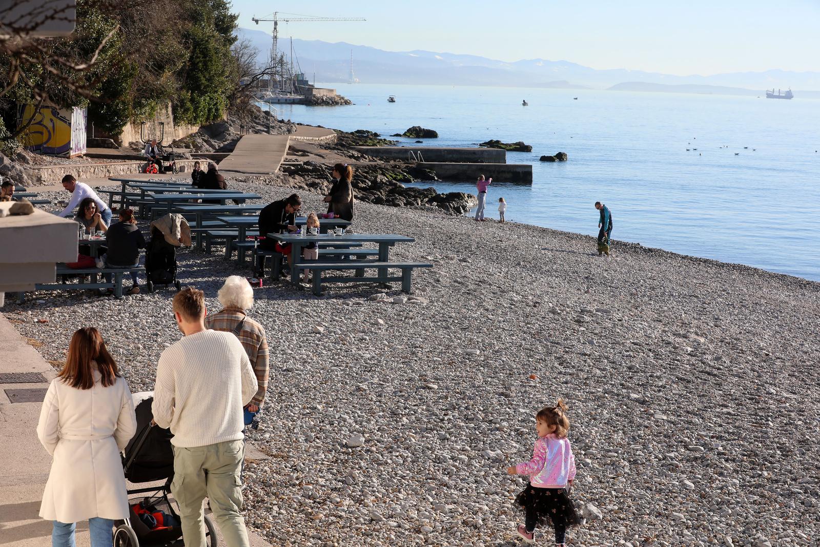 Rijeka: Gra?ani u etnji na plai Kantrida Rijeka: Gra?ani u etnji na plai Kantrida