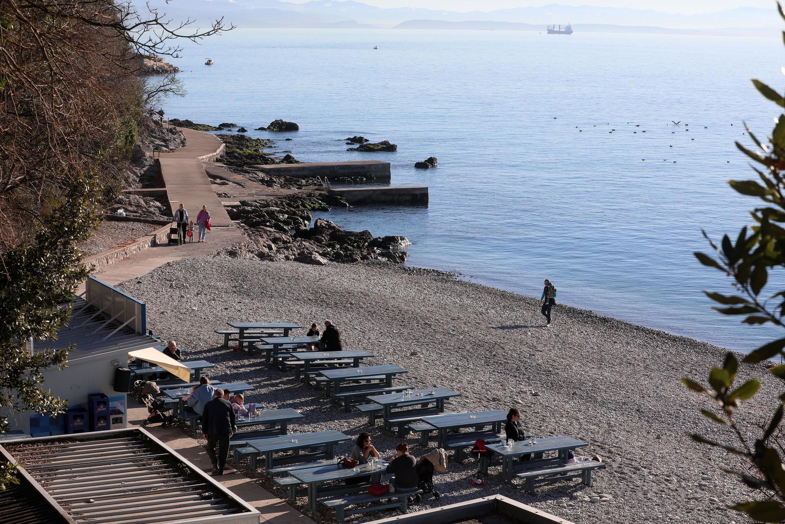 Rijeka: Građani u šetnji na plaži Kantrida Rijeka: Građani u šetnji na plaži Kantrida