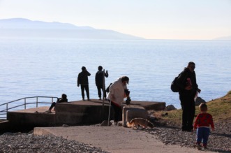 Rijeka: Građani u šetnji na plaži Kantrida Rijeka: Građani u šetnji na plaži Kantrida