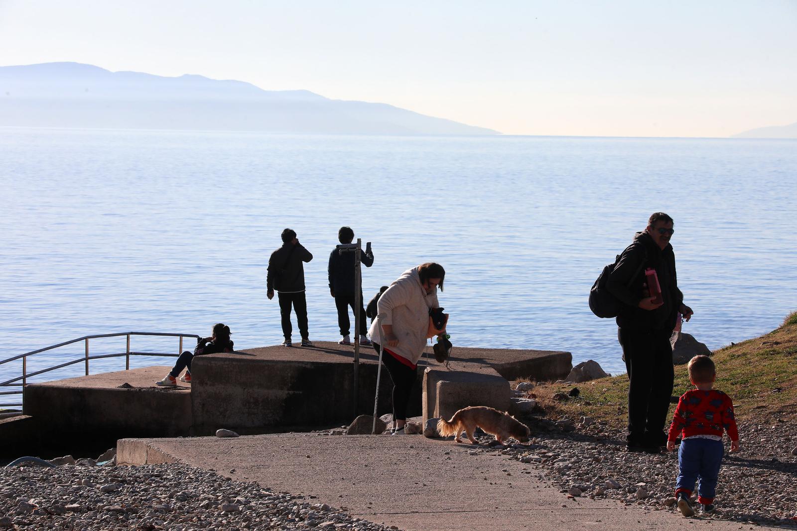Rijeka: Građani u šetnji na plaži Kantrida Rijeka: Građani u šetnji na plaži Kantrida