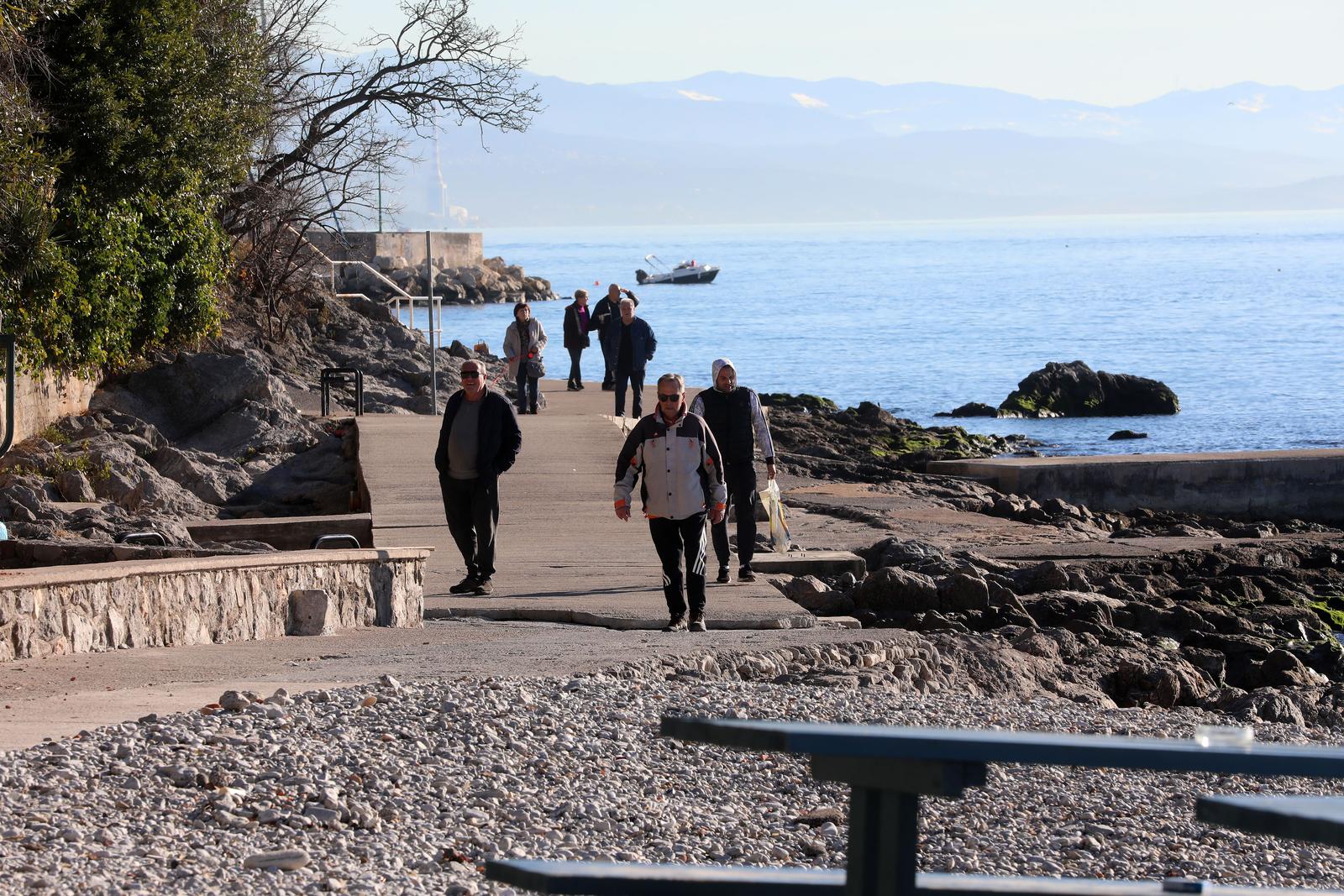 Rijeka: Gra?ani u etnji na plai Kantrida Rijeka: Gra?ani u etnji na plai Kantrida