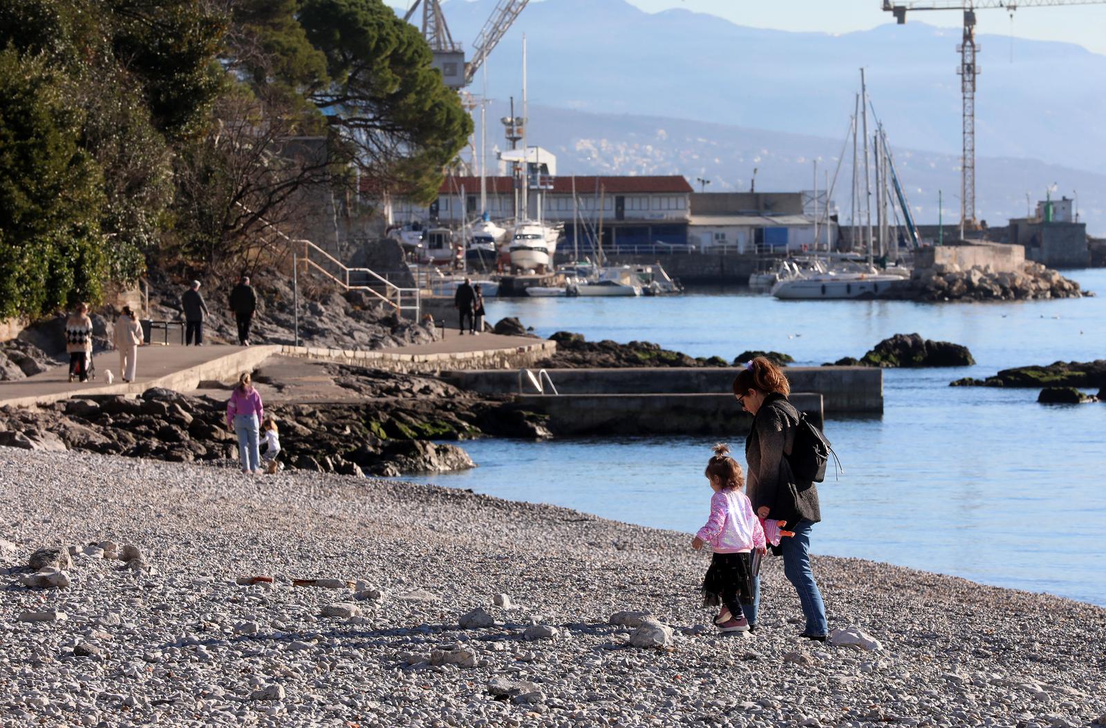 Rijeka: Građani u šetnji na plaži Kantrida Rijeka: Građani u šetnji na plaži Kantrida