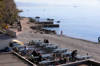 Rijeka: Građani u šetnji na plaži Kantrida Rijeka: Građani u šetnji na plaži Kantrida