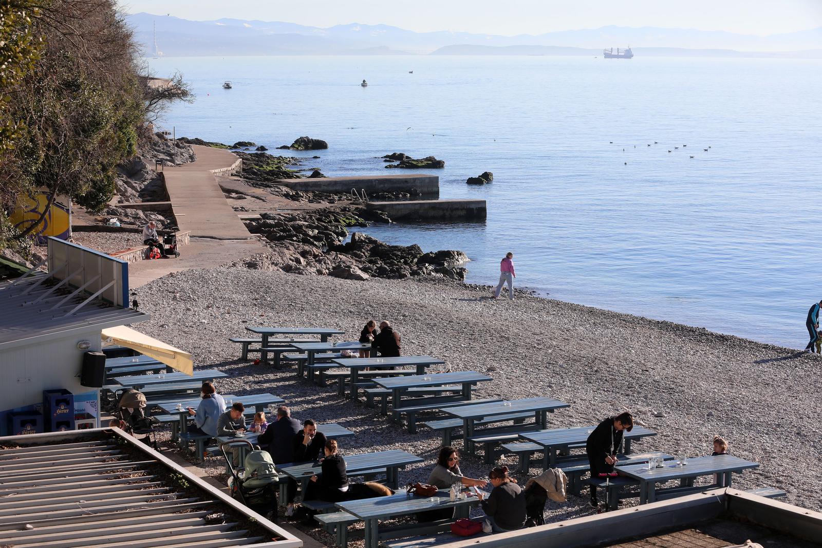 Rijeka: Građani u šetnji na plaži Kantrida Rijeka: Građani u šetnji na plaži Kantrida