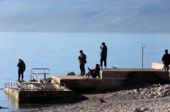 Rijeka: Građani u šetnji na plaži Kantrida Rijeka: Građani u šetnji na plaži Kantrida