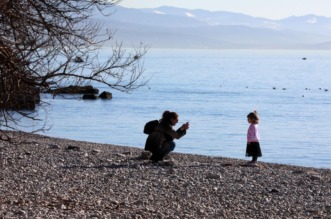 Rijeka: Građani u šetnji na plaži Kantrida Rijeka: Građani u šetnji na plaži Kantrida
