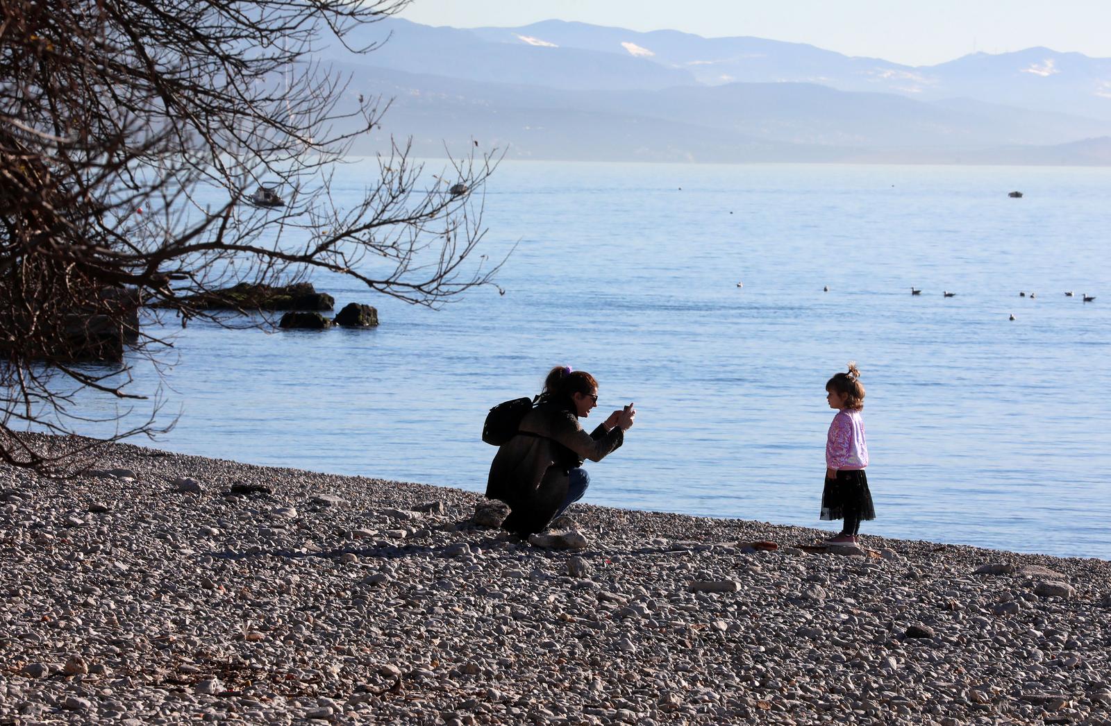 Rijeka: Građani u šetnji na plaži Kantrida Rijeka: Građani u šetnji na plaži Kantrida