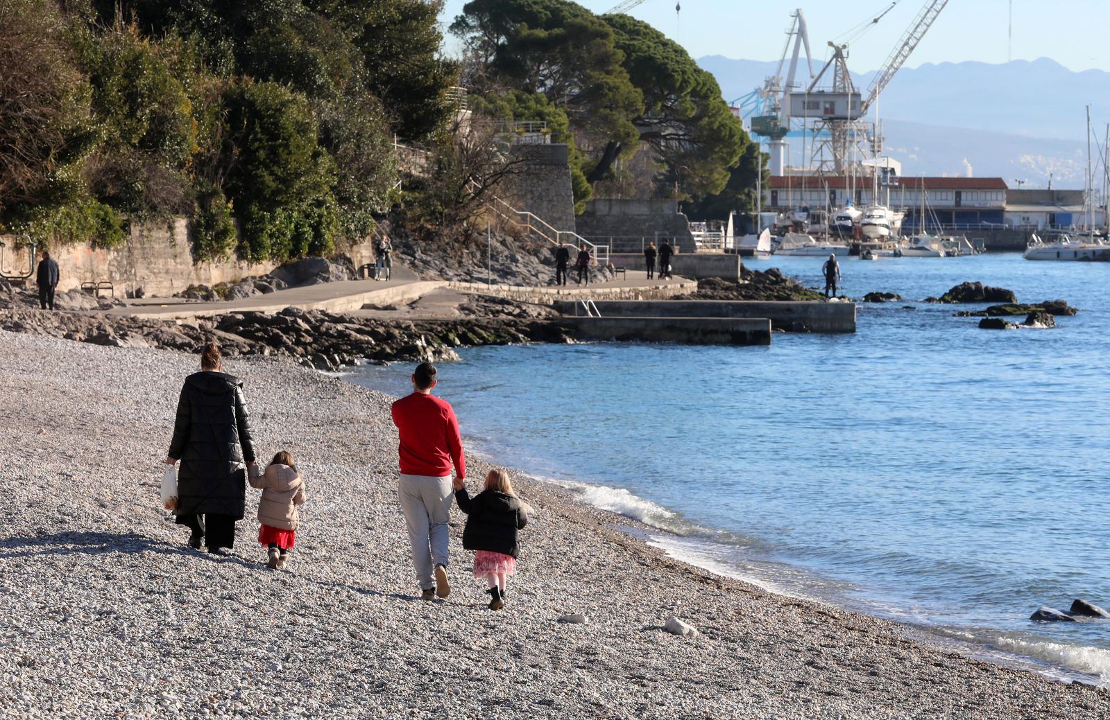 Rijeka: Gra?ani u etnji na plai Kantrida Rijeka: Gra?ani u etnji na plai Kantrida