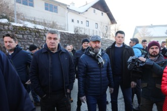 Predsjednik Zoran Milanovi? na tradicionalnom do?eku Nove godine u podne u Fuinama Predsjednik Zoran Milanovi? na tradicionalnom do?eku Nove godine u podne u Fuinama