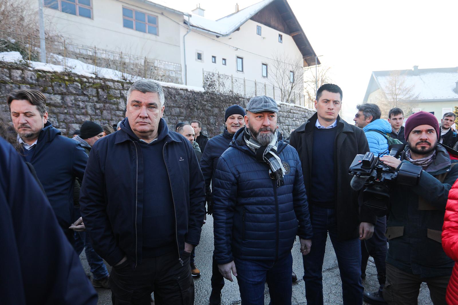Predsjednik Zoran Milanovi? na tradicionalnom do?eku Nove godine u podne u Fuinama Predsjednik Zoran Milanovi? na tradicionalnom do?eku Nove godine u podne u Fuinama