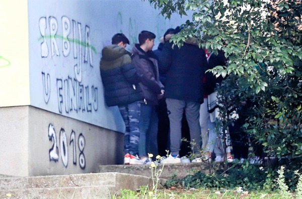 maloljetnici-tinejdžeri-droga-škola-učenici dva