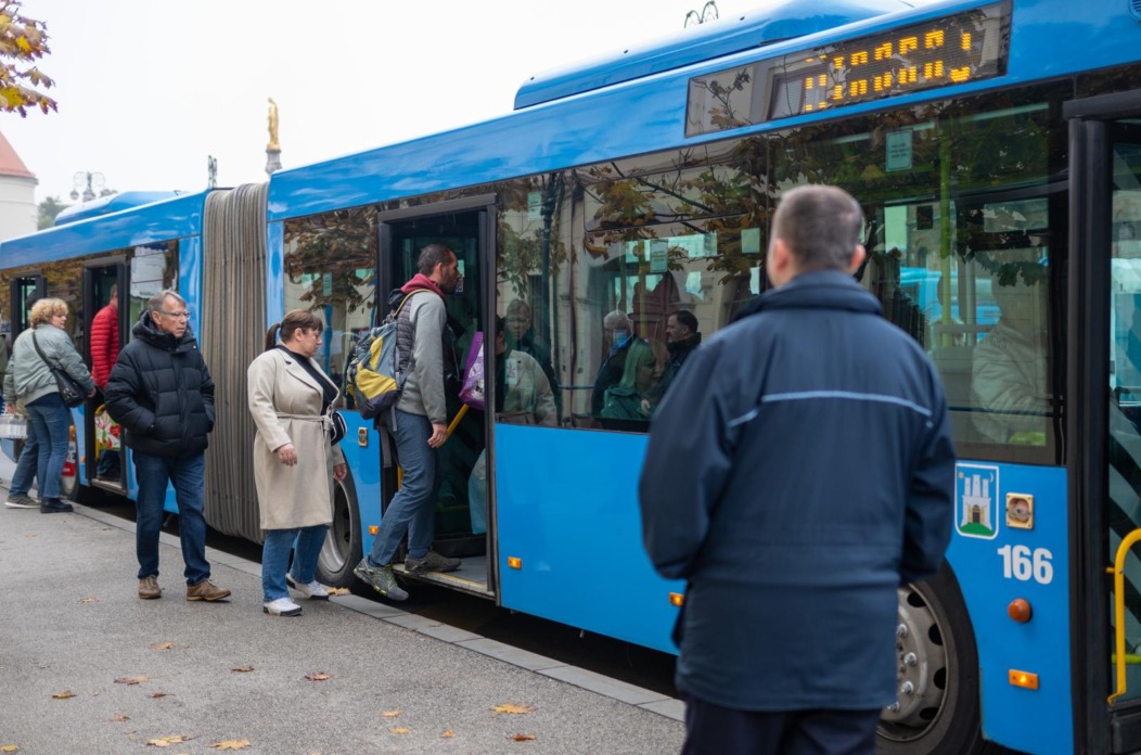 Zagreb: Gužve prema gradskim grobljima zbog besplatnog javnog prijevoza Zagreb: Gužve prema gradskim grobljima zbog besplatnog javnog prijevoza