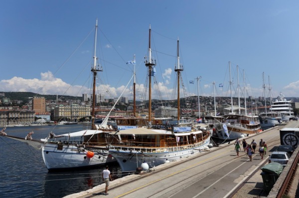 Rijeka: Turistički jedrenjaci i brodići privezani na lukobranu u luci