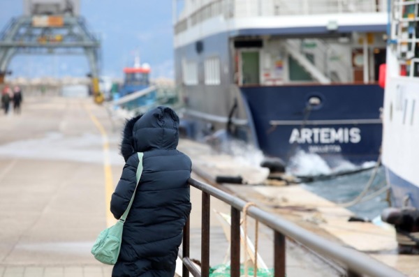 Rijeka: Olujna bura stvara valove i morsku pjenu u luci