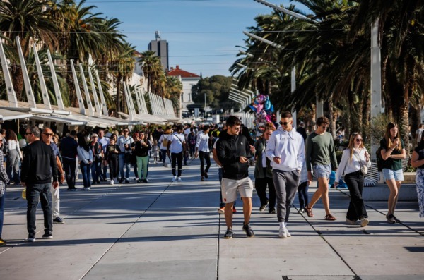 Split: Sunčano i toplo poslijepodne na splitskoj rivi
