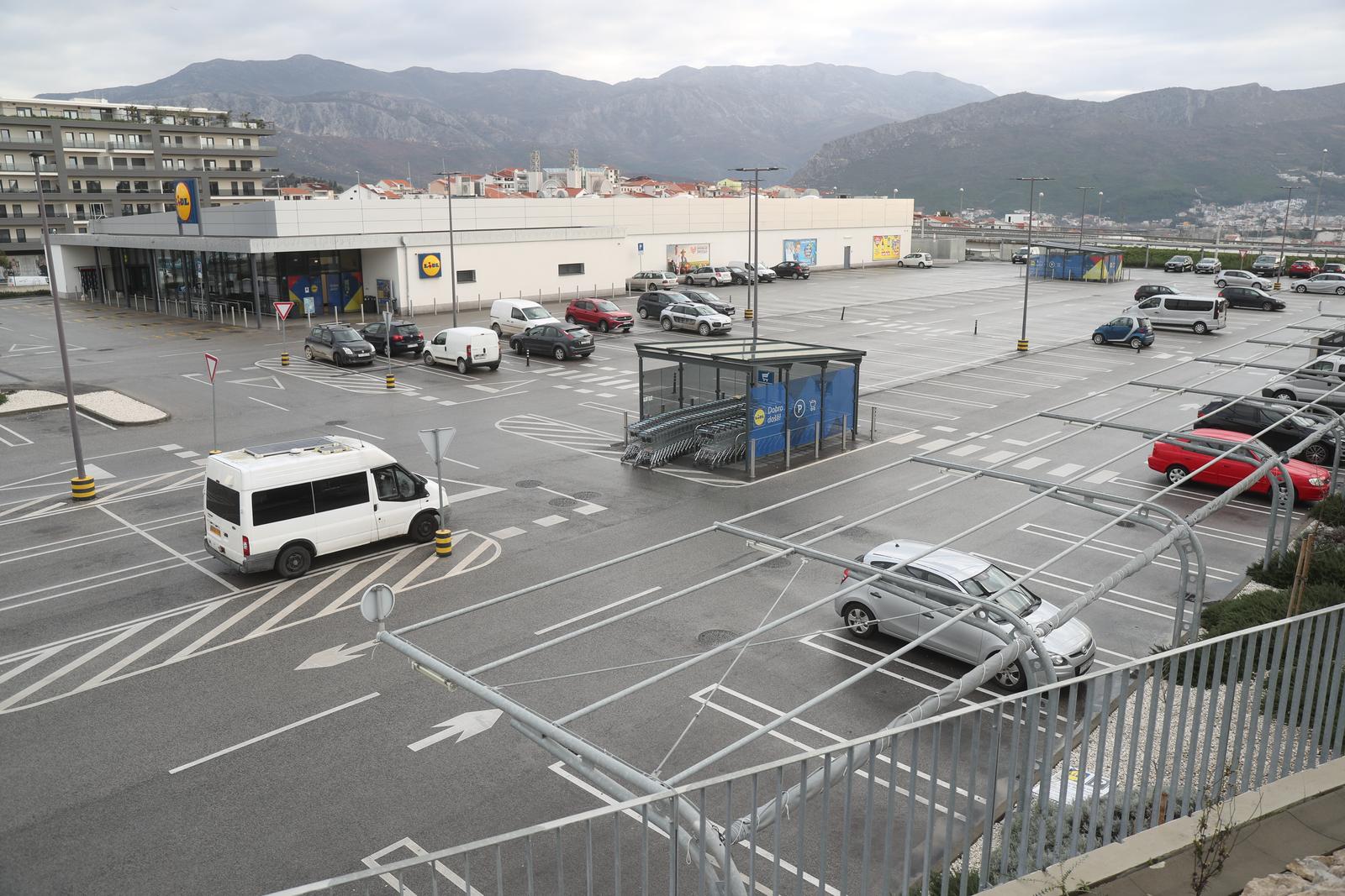 Split: Prazna parkirališta trgovačkih lanaca Split: Prazna parkirališta trgovačkih lanaca
