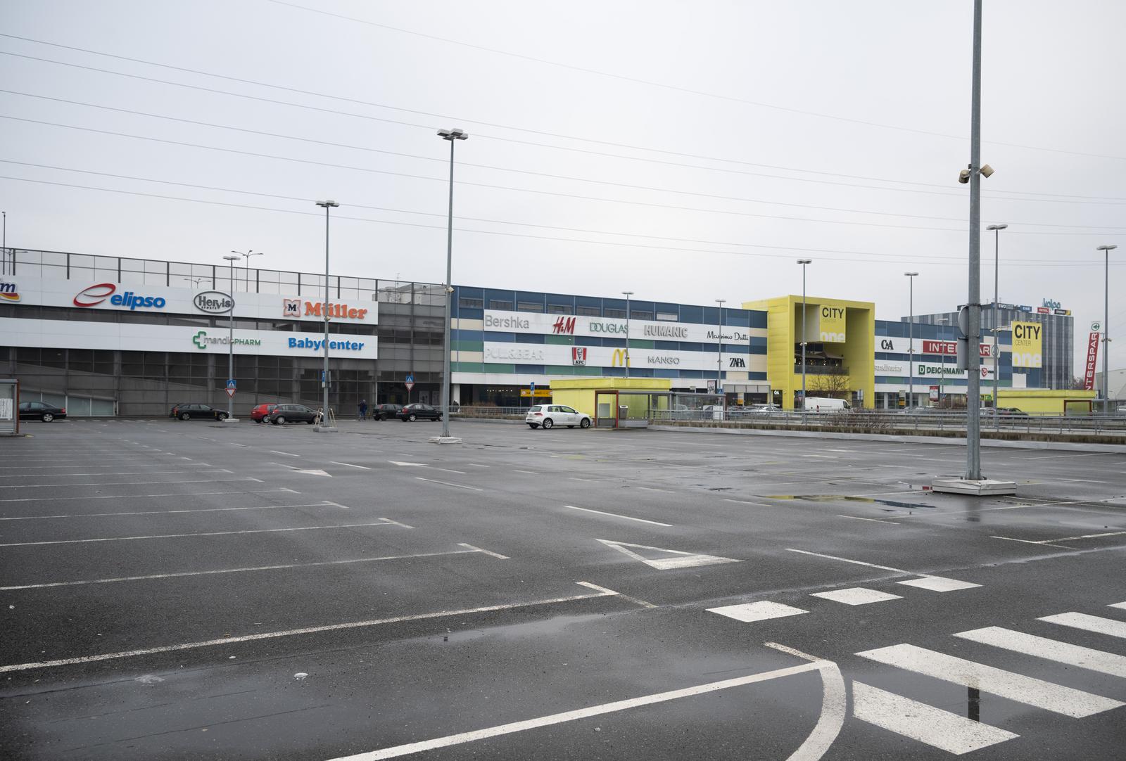 Zagreb: Parkirališta trgovačkih centara na dan bojkota trgovina Zagreb: Parkirališta trgovačkih centara na dan bojkota trgovina