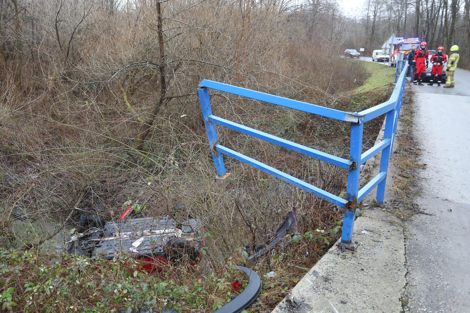 Karlovac: U slijetanju automobila smrtno stradala jedna osoba Karlovac: U slijetanju automobila smrtno stradala jedna osoba
