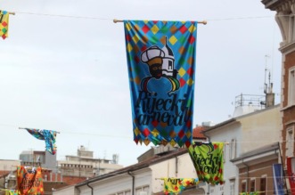 Rijeka: Centar grada ukrašen zastavama uoči Riječkog karnevala Rijeka: Centar grada ukrašen zastavama uoči Riječkog karnevala