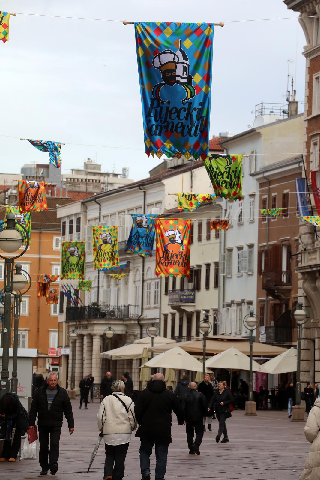 Rijeka: Centar grada ukrašen zastavama uoči Riječkog karnevala Rijeka: Centar grada ukrašen zastavama uoči Riječkog karnevala