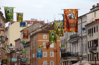 Rijeka: Centar grada ukrašen zastavama uoči Riječkog karnevala Rijeka: Centar grada ukrašen zastavama uoči Riječkog karnevala