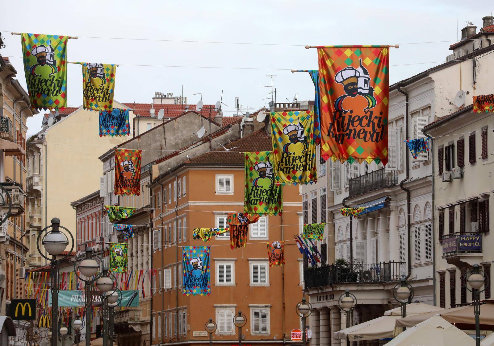 Rijeka: Centar grada ukrašen zastavama uoči Riječkog karnevala Rijeka: Centar grada ukrašen zastavama uoči Riječkog karnevala