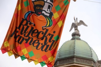 Rijeka: Centar grada ukrašen zastavama uoči Riječkog karnevala Rijeka: Centar grada ukrašen zastavama uoči Riječkog karnevala