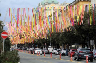 Rijeka: Centar grada ukrašen zastavama uoči Riječkog karnevala Rijeka: Centar grada ukrašen zastavama uoči Riječkog karnevala