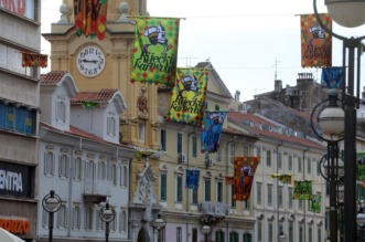 Rijeka: Centar grada ukrašen zastavama uoči Riječkog karnevala Rijeka: Centar grada ukrašen zastavama uoči Riječkog karnevala