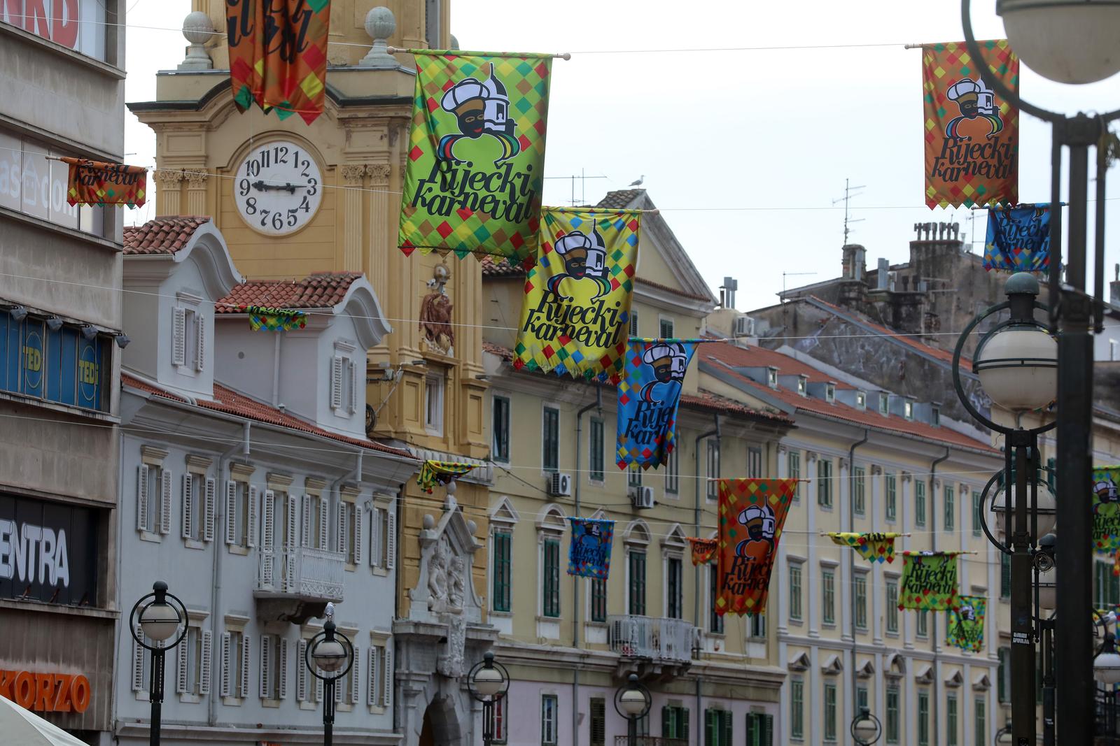 Rijeka: Centar grada ukrašen zastavama uoči Riječkog karnevala Rijeka: Centar grada ukrašen zastavama uoči Riječkog karnevala
