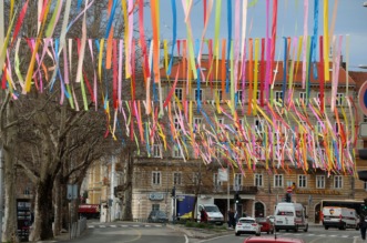 Rijeka: Centar grada ukrašen zastavama uoči Riječkog karnevala Rijeka: Centar grada ukrašen zastavama uoči Riječkog karnevala