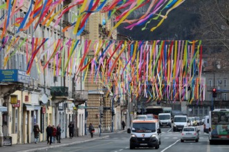 Rijeka: Centar grada ukrašen zastavama uoči Riječkog karnevala Rijeka: Centar grada ukrašen zastavama uoči Riječkog karnevala