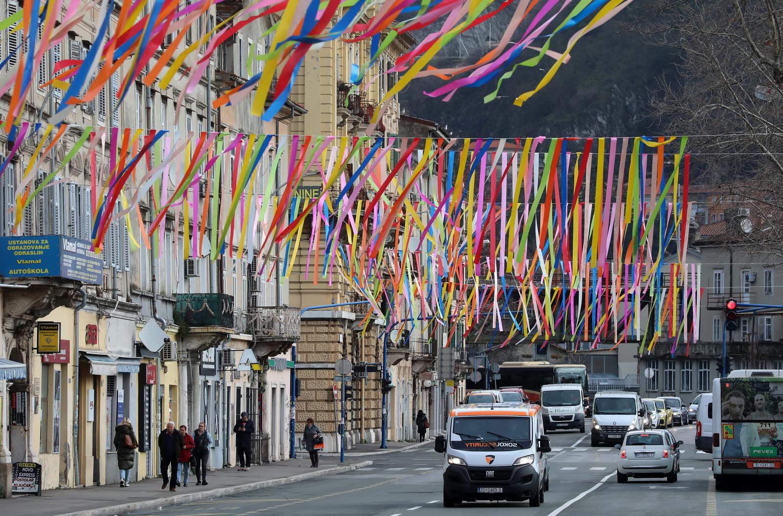 Rijeka: Centar grada ukrašen zastavama uoči Riječkog karnevala Rijeka: Centar grada ukrašen zastavama uoči Riječkog karnevala