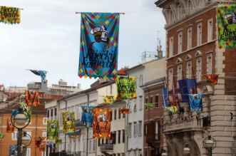 Rijeka: Centar grada ukrašen zastavama uoči Riječkog karnevala Rijeka: Centar grada ukrašen zastavama uoči Riječkog karnevala