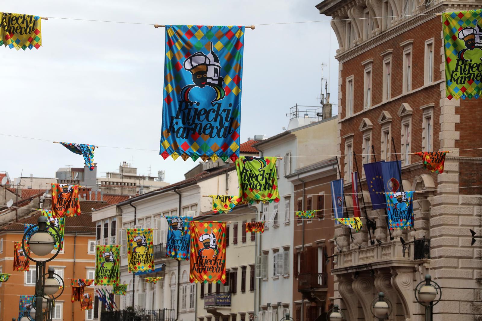 Rijeka: Centar grada ukrašen zastavama uoči Riječkog karnevala Rijeka: Centar grada ukrašen zastavama uoči Riječkog karnevala