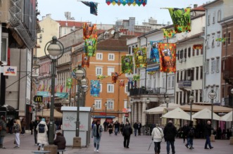 Rijeka: Centar grada ukrašen zastavama uoči Riječkog karnevala Rijeka: Centar grada ukrašen zastavama uoči Riječkog karnevala