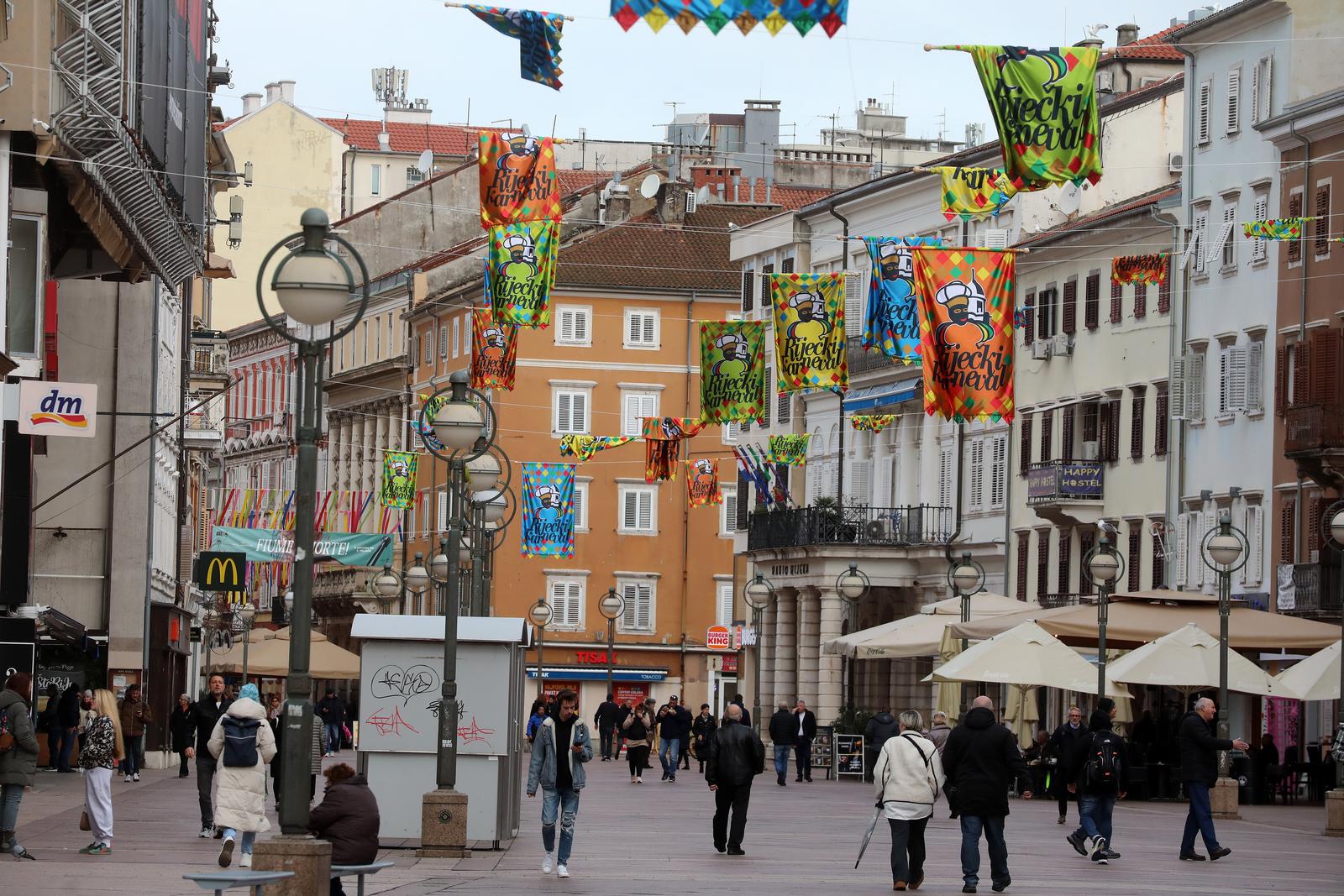 Rijeka: Centar grada ukrašen zastavama uoči Riječkog karnevala Rijeka: Centar grada ukrašen zastavama uoči Riječkog karnevala
