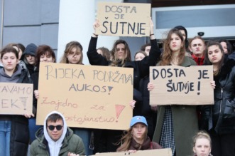 Rijeka: Studenti prosvjeduju protiv nasilja na fakultetu u Osijeku Rijeka: Studenti prosvjeduju protiv nasilja na fakultetu u Osijeku
